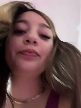 Snapshot of __Lorelain__ chatting on 12-21-25, 12:18 Lorelain online show from 12-21-25, 12:18