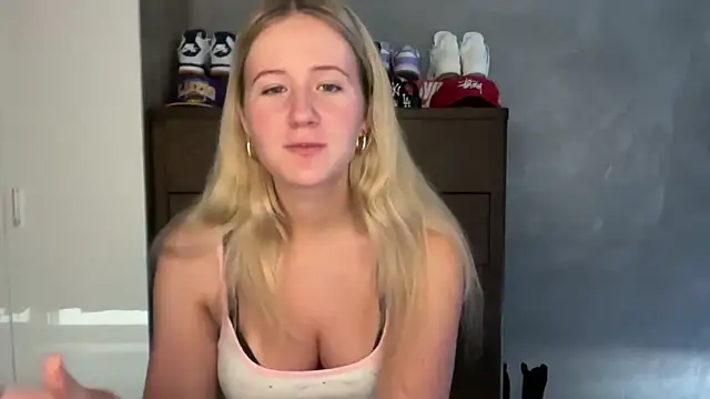 Snapshot of itssosierra chatting on 02-19-26, 01:34 itssosierra online show from 02-19-26, 01:34