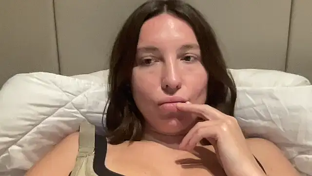 Snapshot of CArivora chatting on 02-20-26, 07:58 CArivora online show from 02-20-26, 07:58