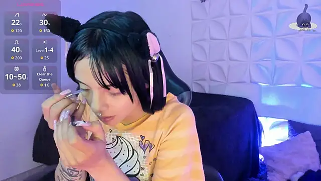 Barbieteeen online show from 10-28-25, 04:38