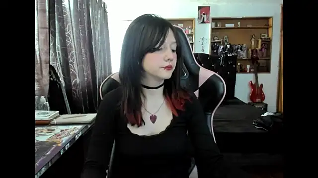 Maki Zein  online show from 11-25-25, 07:03