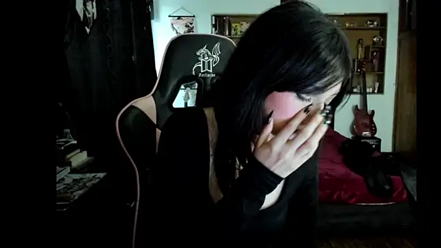 Maki Zein  online show from 04-25-26, 11:02