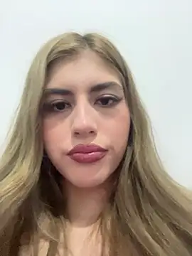 Snapshot of AlessiaLuxx chatting on 08-05-26, 01:19 AlessiaLuxx online show from 08-05-26, 01:19