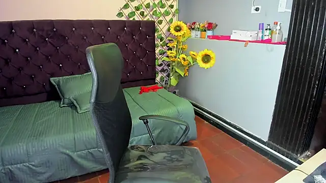 Snapshot of Yaluz_Naugthy chatting on 02-01-26, 01:42 Yaluz Naugthy online show from 02-01-26, 01:42