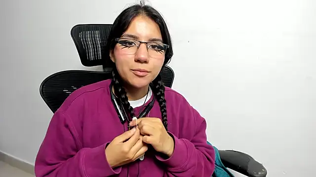 HollyPeach online show from 11-17-25, 07:52