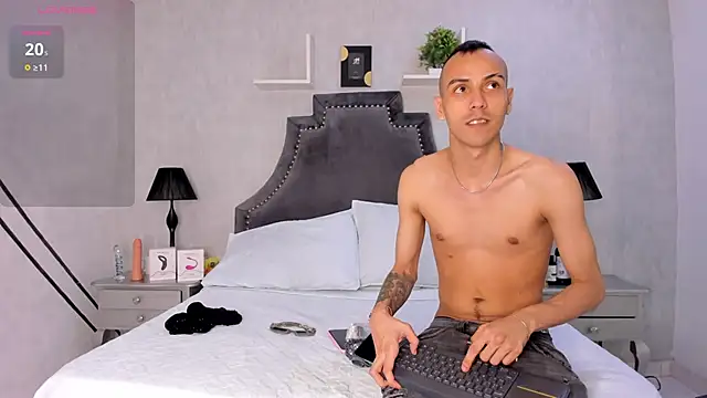 DerryAndIzzy online show from 10-31-25, 06:25