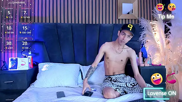 DerryAndIzzy online show from 12-17-25, 04:51