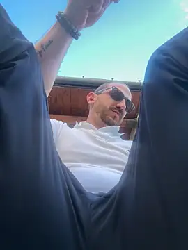 AlexGogo23 online show from 04-18-26, 01:37