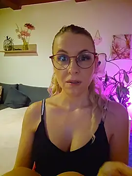 Snapshot of VanessaVoxx chatting on 09-19-25, 05:24 VanessaVoxx online show from 09-19-25, 05:24