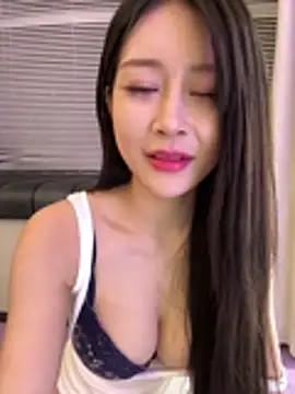 Snapshot of yiyi_3523 chatting on 07-06-26, 03:03 yiyi 3523 online show from 07-06-26, 03:03