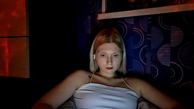Snapshot of Kira_Nellis chatting on 10-17-25, 02:08 Kira Nellis online show from 10-17-25, 02:08