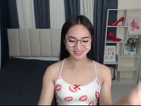 Snapshot of PetiteAsianMarian chatting on 10-21-25, 05:46 PetiteAsianMarian online show from 10-21-25, 05:46