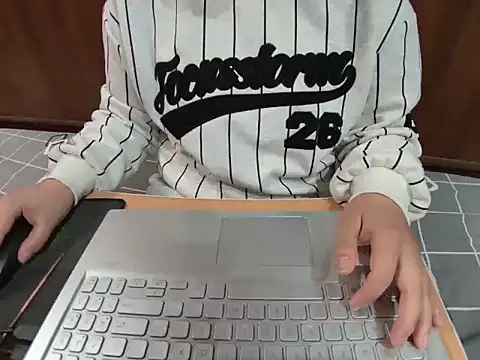 Hanna Mina online show from 12-17-25, 05:02