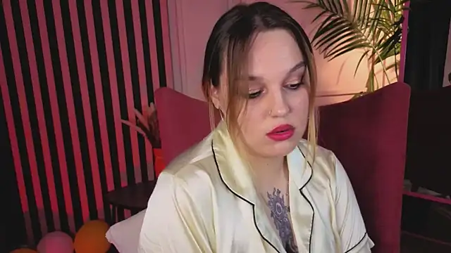 Snapshot of kiki_mikki_ chatting on 10-18-25, 08:42 kiki mikki  online show from 10-18-25, 08:42