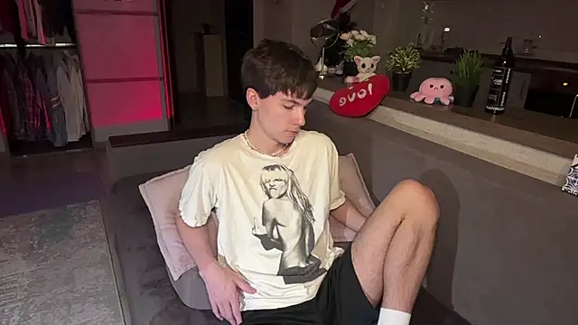 Jeremy1Scott online show from 12-03-25, 09:35