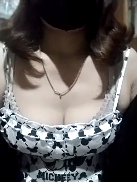 YiyinLy online show from 10-22-25, 12:05