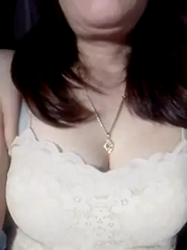 YiyinLy online show from 03-07-26, 11:02