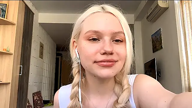 Snapshot of LupeLewitt chatting on 10-17-25, 11:24 LupeLewitt online show from 10-17-25, 11:24