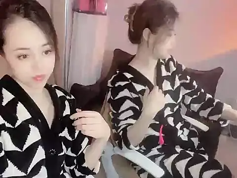 Snapshot of Sylvia520 chatting on 10-17-25, 04:20 Sylvia520 online show from 10-17-25, 04:20