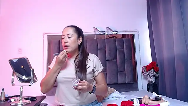 Snapshot of Salmma_Milf chatting on 04-30-26, 11:27 Salmma Milf online show from 04-30-26, 11:27