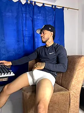 Snapshot of Kylian_Alessandro chatting on 10-31-25, 11:55 Kylian Alessandro online show from 10-31-25, 11:55