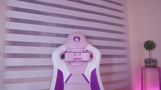 Meggie  online show from 12-03-25, 12:18