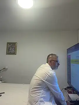 Snapshot of roygomez chatting on 10-20-25, 11:38 roygomez online show from 10-20-25, 11:38