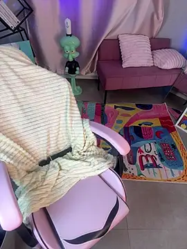 Snapshot of cold_blondie chatting on 07-19-26, 05:33 cold blondie online show from 07-19-26, 05:33