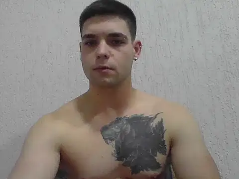 Snapshot of Zure-xxx chatting on 11-25-25, 03:28 Zure-xxx online show from 11-25-25, 03:28