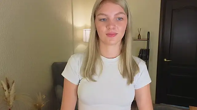 Snapshot of Susan_Sanders_ chatting on 10-18-25, 07:20 Susan Sanders  online show from 10-18-25, 07:20