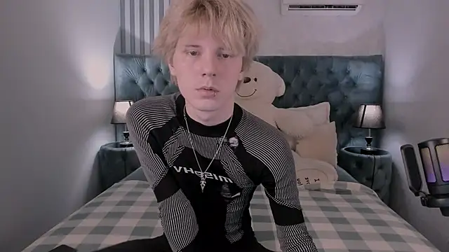 Snapshot of KevinMilky chatting on 11-11-25, 03:01 KevinMilky online show from 11-11-25, 03:01