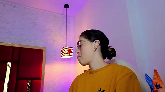 Snapshot of moon_winy chatting on 05-18-26, 11:27 moon winy online show from 05-18-26, 11:27