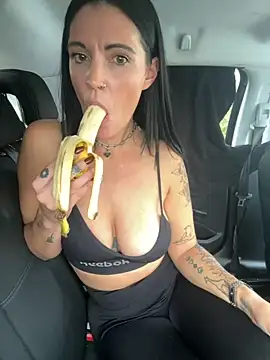 Snapshot of DarkestDreamxox chatting on 10-28-25, 01:36 DarkestDreamxox online show from 10-28-25, 01:36