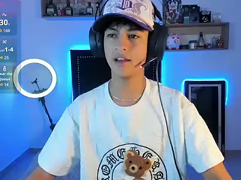 Snapshot of Alejo_Desire chatting on 11-10-25, 03:49 Alejo Desire online show from 11-10-25, 03:49