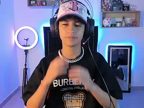 Snapshot of Alejo_Desire chatting on 11-13-25, 04:55 Alejo Desire online show from 11-13-25, 04:55