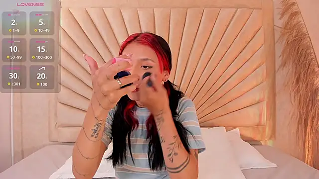 Snapshot of Emma_duff chatting on 11-10-25, 01:10 Emma duff online show from 11-10-25, 01:10