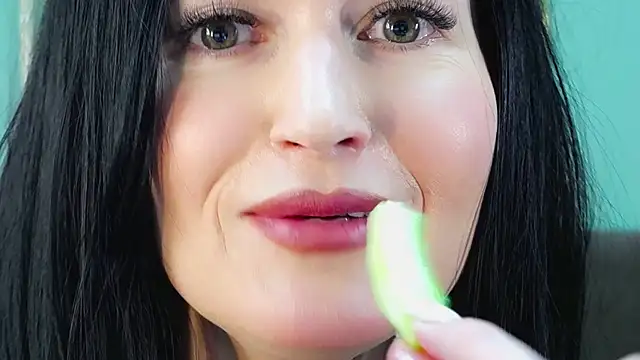 Snapshot of JaneWalch chatting on 06-18-26, 10:52 JaneWalch online show from 06-18-26, 10:52