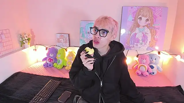 Strawberry Kitty  online show from 11-15-25, 10:59