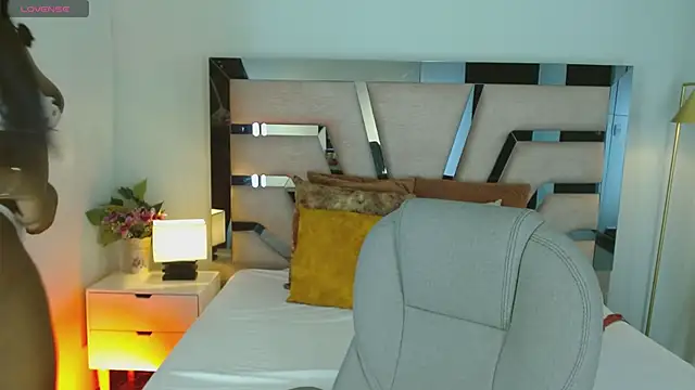 Maiacharris  online show from 12-15-25, 07:40