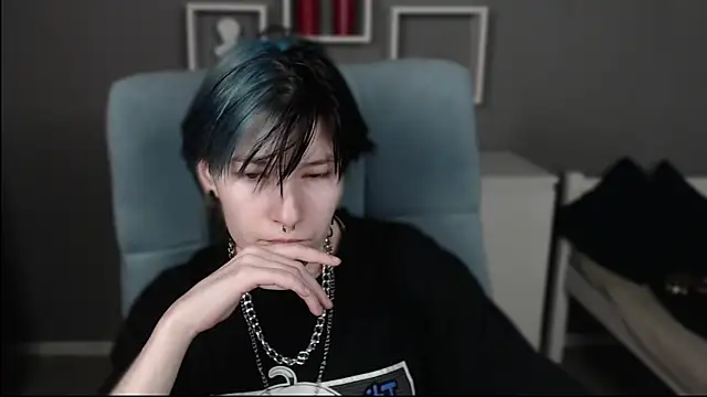 Snapshot of guitarandangell chatting on 05-27-26, 11:18 guitarandangell online show from 05-27-26, 11:18