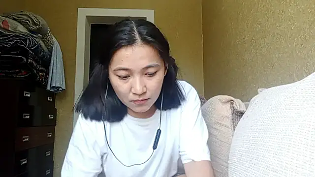 Snapshot of LinneaHyles chatting on 10-31-25, 05:30 LinneaHyles online show from 10-31-25, 05:30