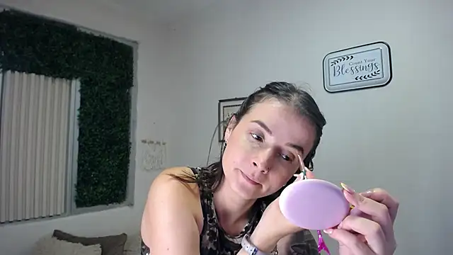 Snapshot of Emma_sweet_hot chatting on 06-06-26, 04:44 Emma sweet hot online show from 06-06-26, 04:44
