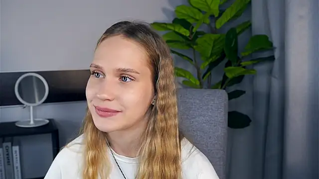 NadinePogar online show from 10-19-25, 04:29