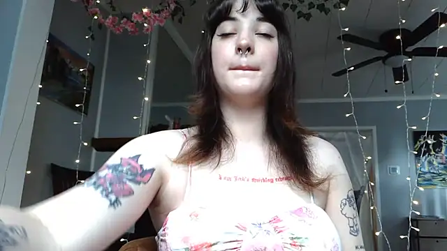 Trickylucy555 online show from 06-18-26, 06:23