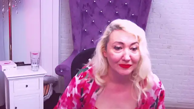 Snapshot of LadyKriss chatting on 11-06-25, 06:14 LadyKriss online show from 11-06-25, 06:14