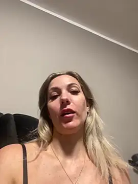 Snapshot of ValeryaTease chatting on 10-19-25, 08:53 ValeryaTease online show from 10-19-25, 08:53