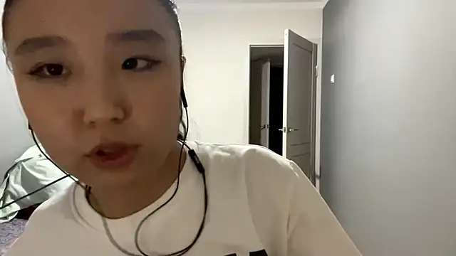 Snapshot of LiaPilksi chatting on 10-20-25, 05:13 LiaPilksi online show from 10-20-25, 05:13