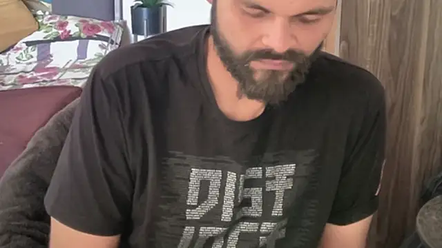 Snapshot of MakeMeAwareAah chatting on 04-12-26, 05:45 MakeMeAwareAah online show from 04-12-26, 05:45