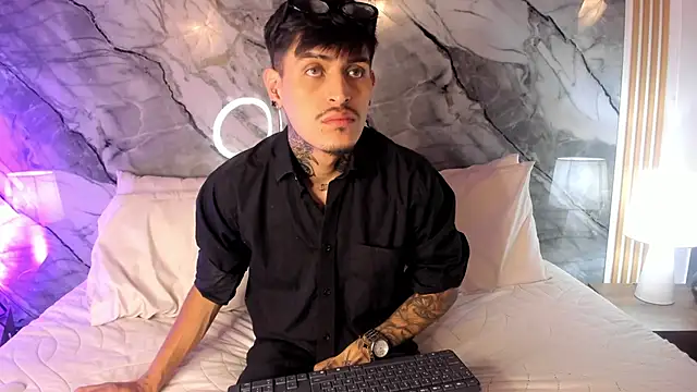 Snapshot of enzorodriguezz chatting on 11-15-25, 12:45 enzorodriguezz online show from 11-15-25, 12:45