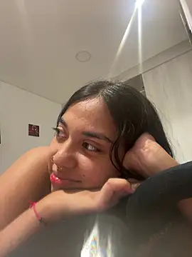 Snapshot of aly_nicols chatting on 07-19-26, 05:33 aly nicols online show from 07-19-26, 05:33